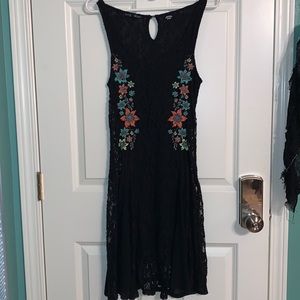 Miss Me. Size Medium. Lace shift dress with flowers of Turq., orange, and yellow